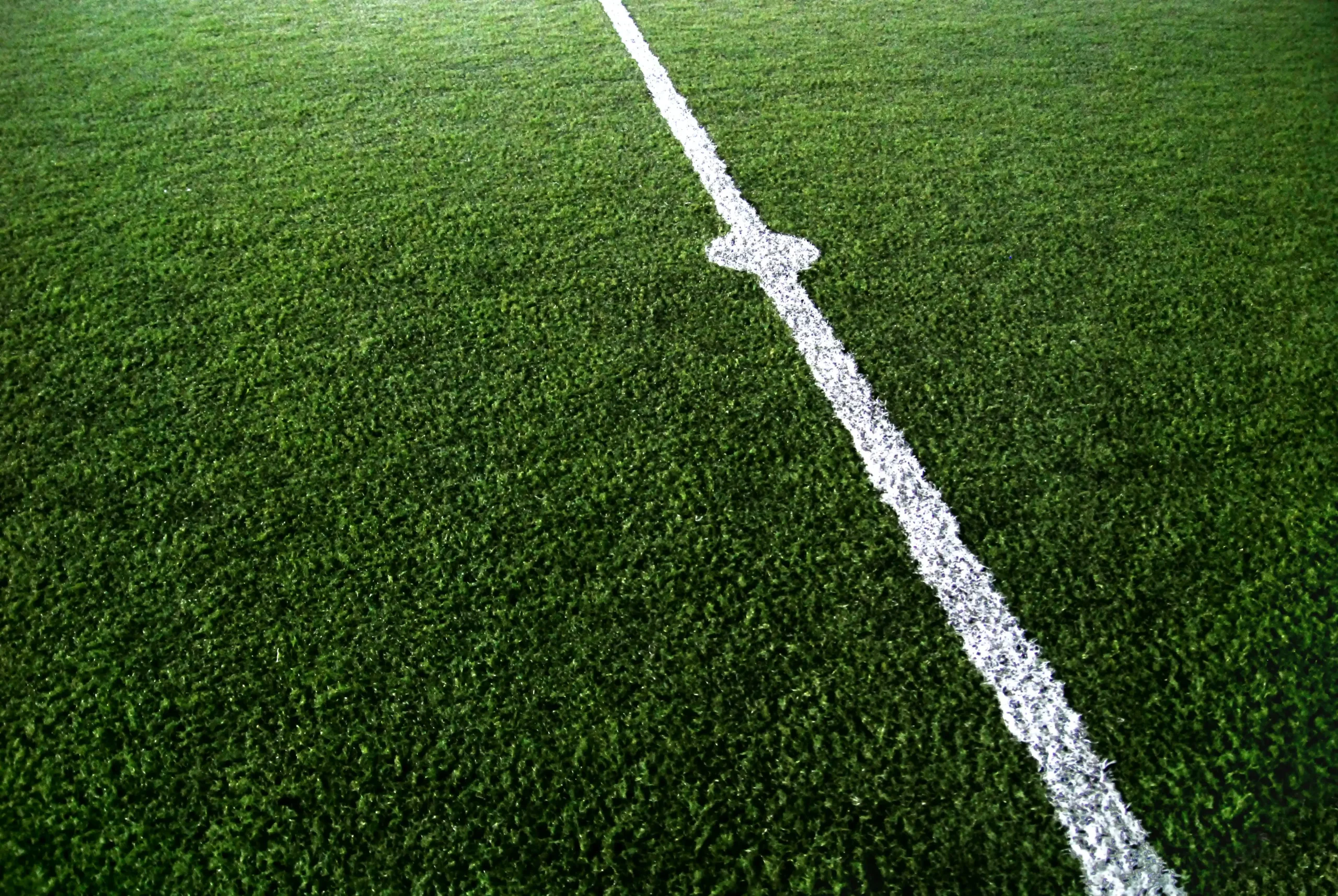 futbol-campo-pista-cubierta-linea-central